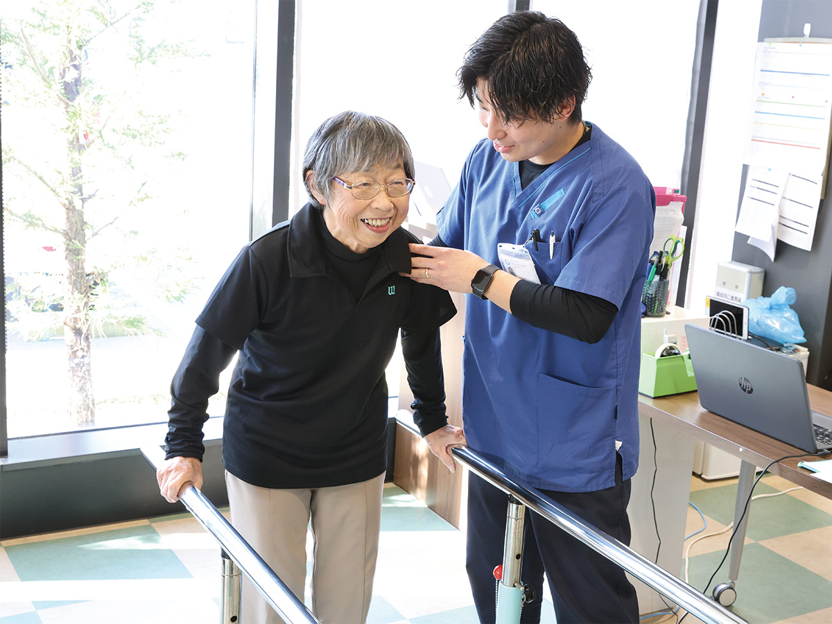 歩行のリハビリを受ける患者と理学療法士