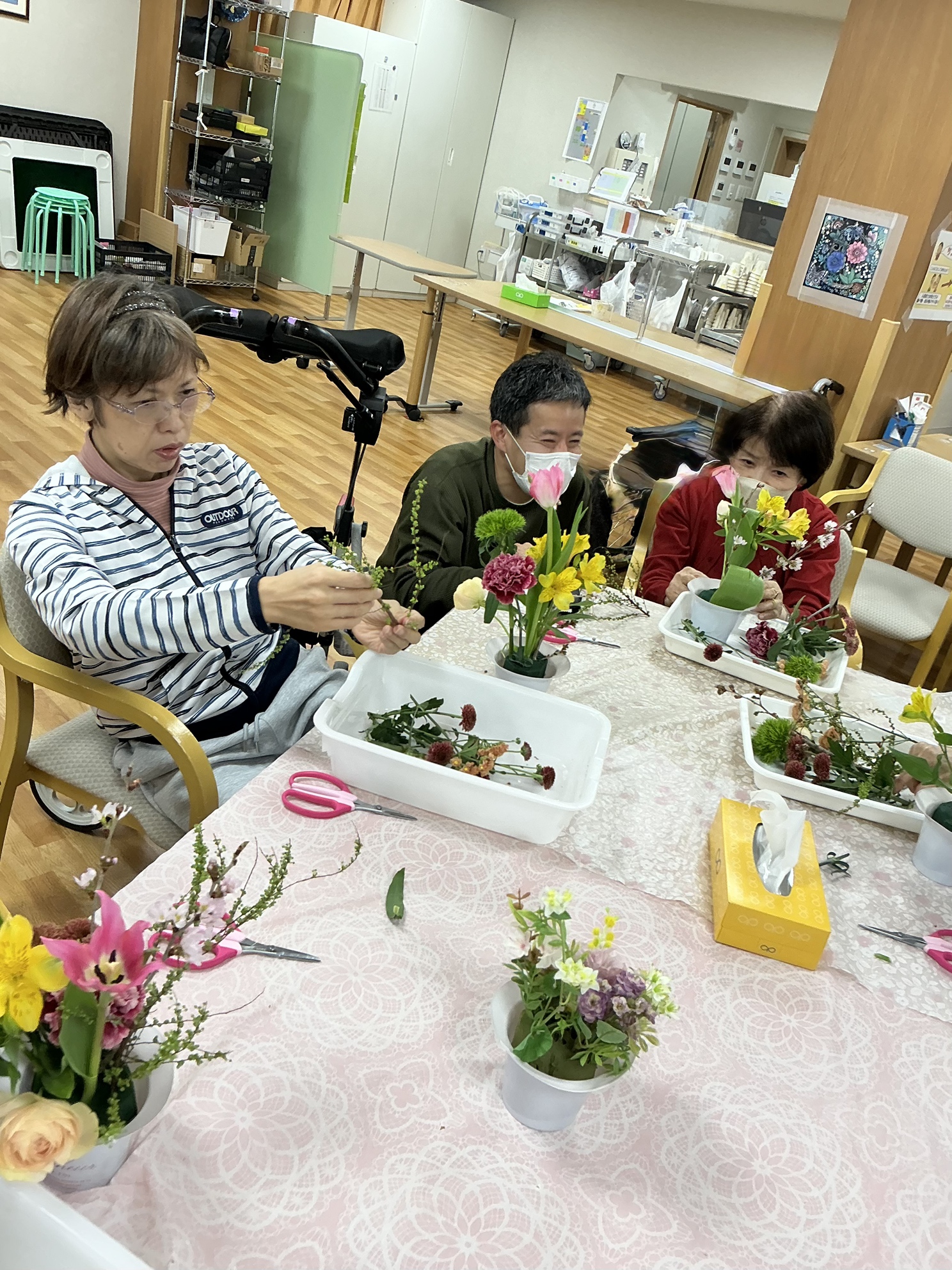 フラワーアレンジメントをしました🌷【PDハウス神大寺】