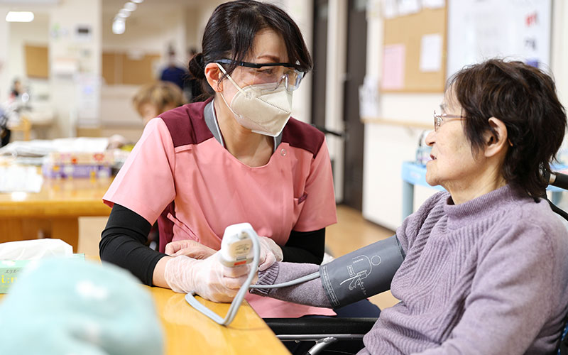 看護師による<br />
健康管理や医療処置