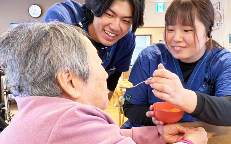 介護職員が生活を<br />
24時間サポート