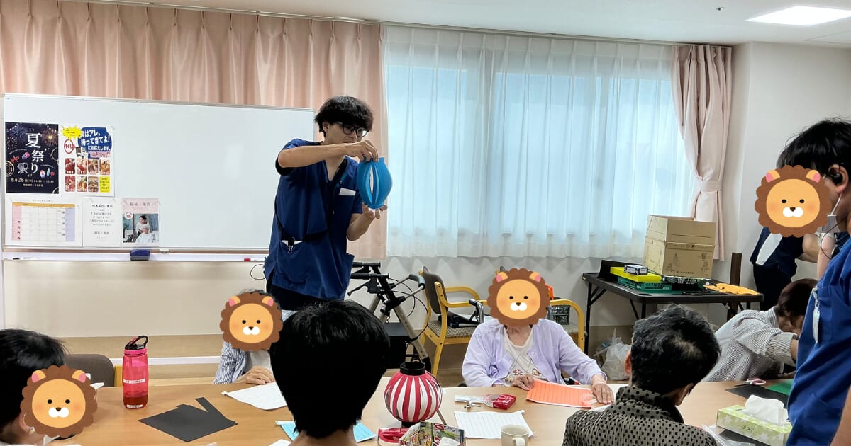 夏祭りイベントの準備中！みんなで提灯づくりに挑戦しました‼