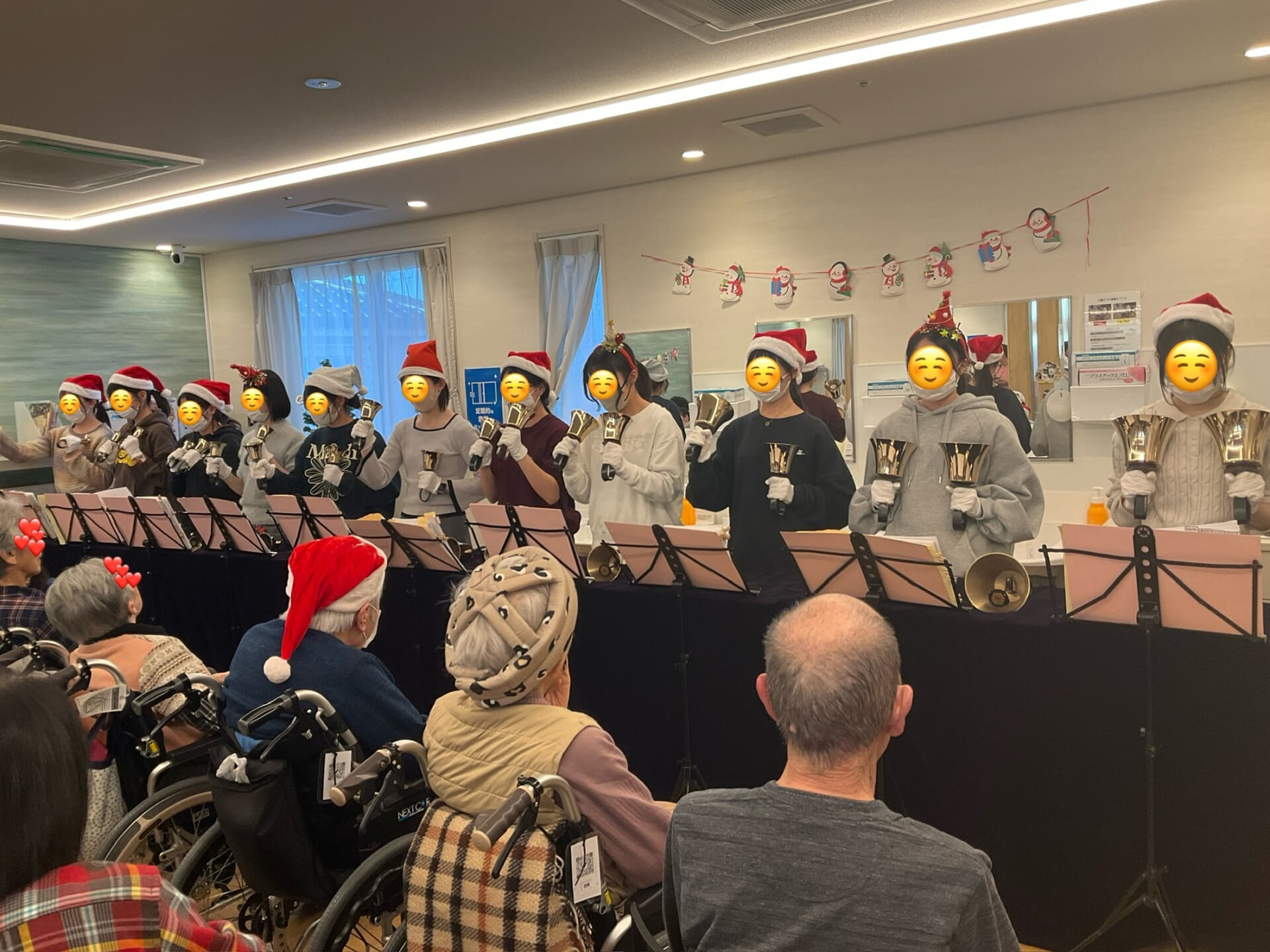 【PDハウス足立】ハンドベルの音色が響くクリスマス会