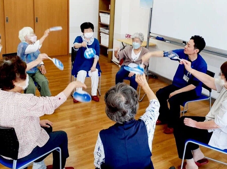 【note更新】PDハウス初芝の理学療法士が地域の体操教室へ。リハビリ地域活動をご紹介