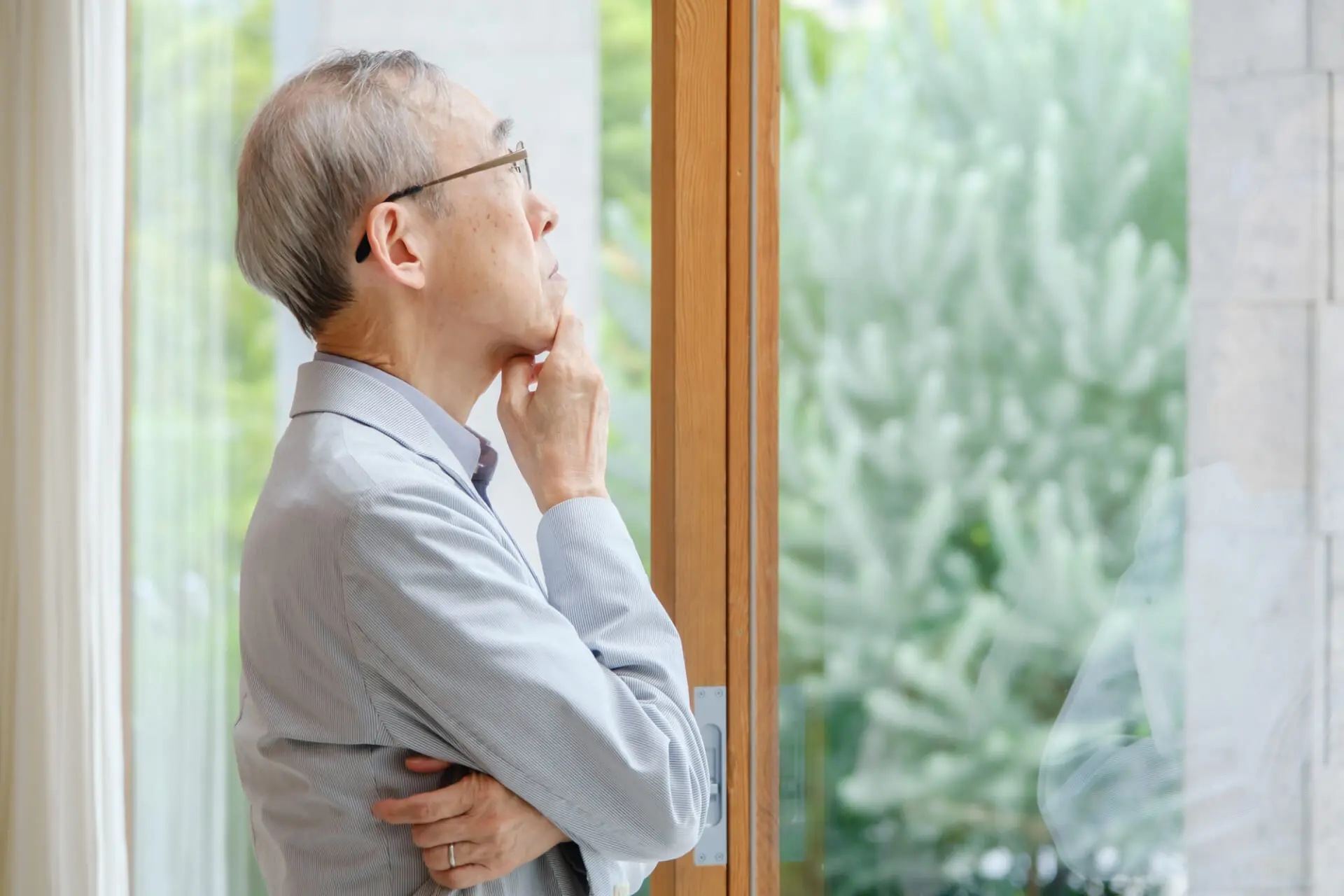 パーキンソン病の原因は？遺伝やドパミンとの関係、メカニズムを解説