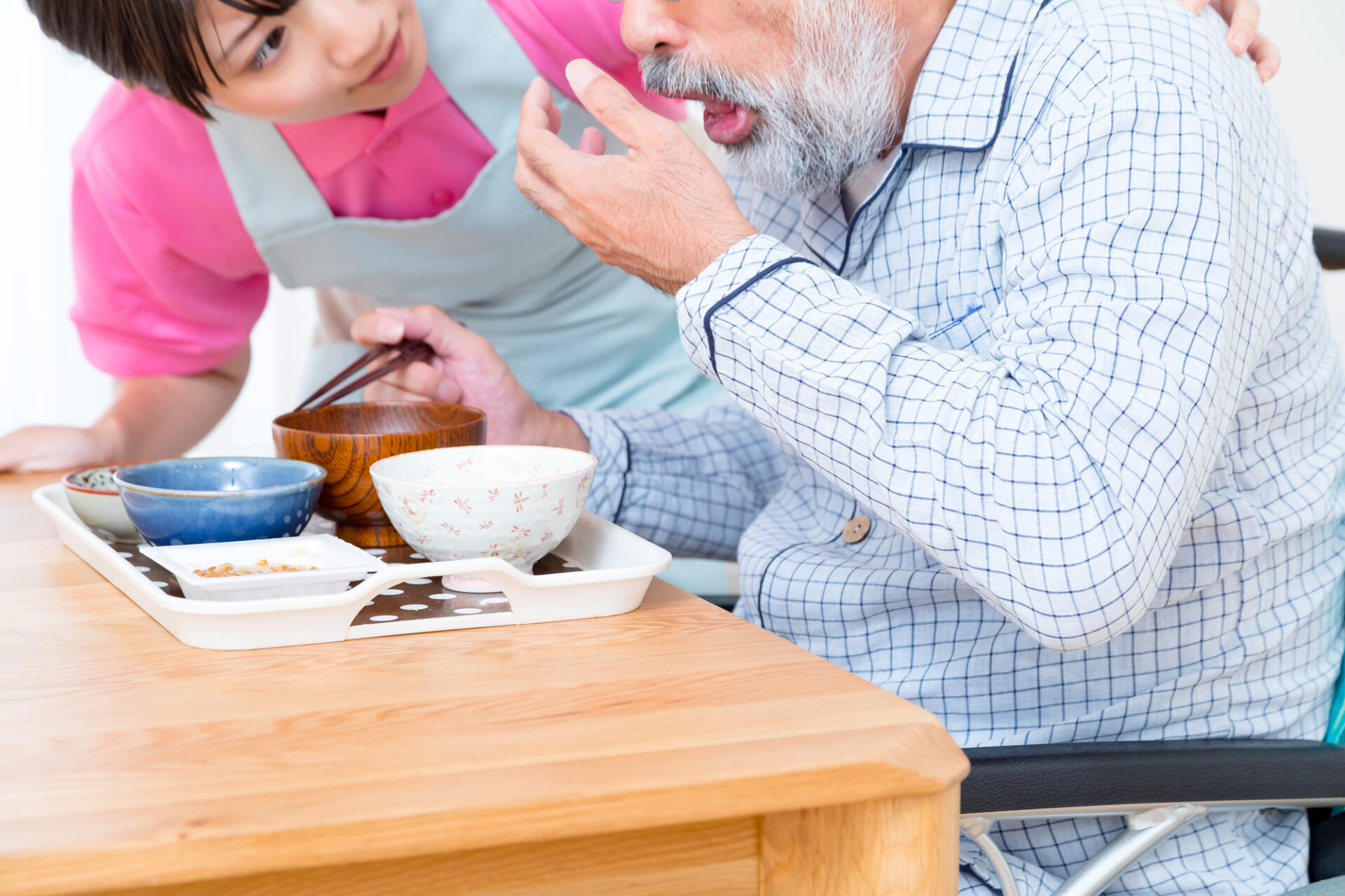 パーキンソン病で嚥下障害が起こる原因は？食事の工夫と対策を解説