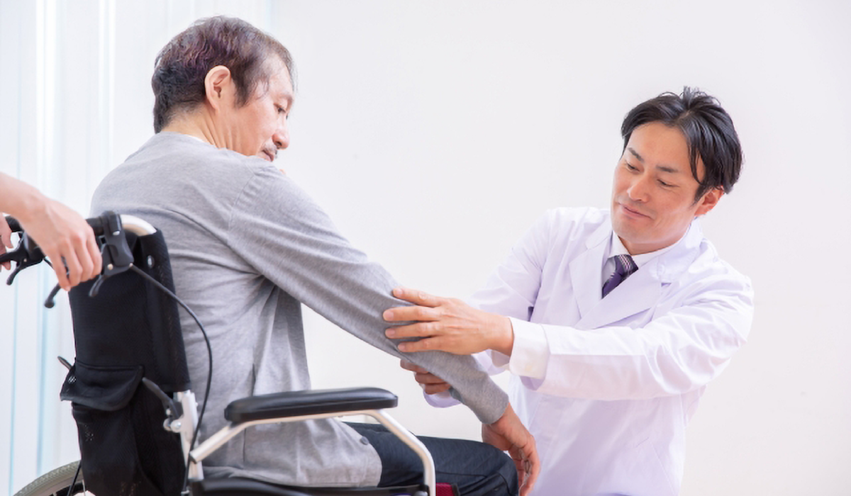 パーキンソン病の筋強剛・姿勢異常とは？症状・原因と対策を解説｜坪井義夫医師の「パーキンソン病ノート」